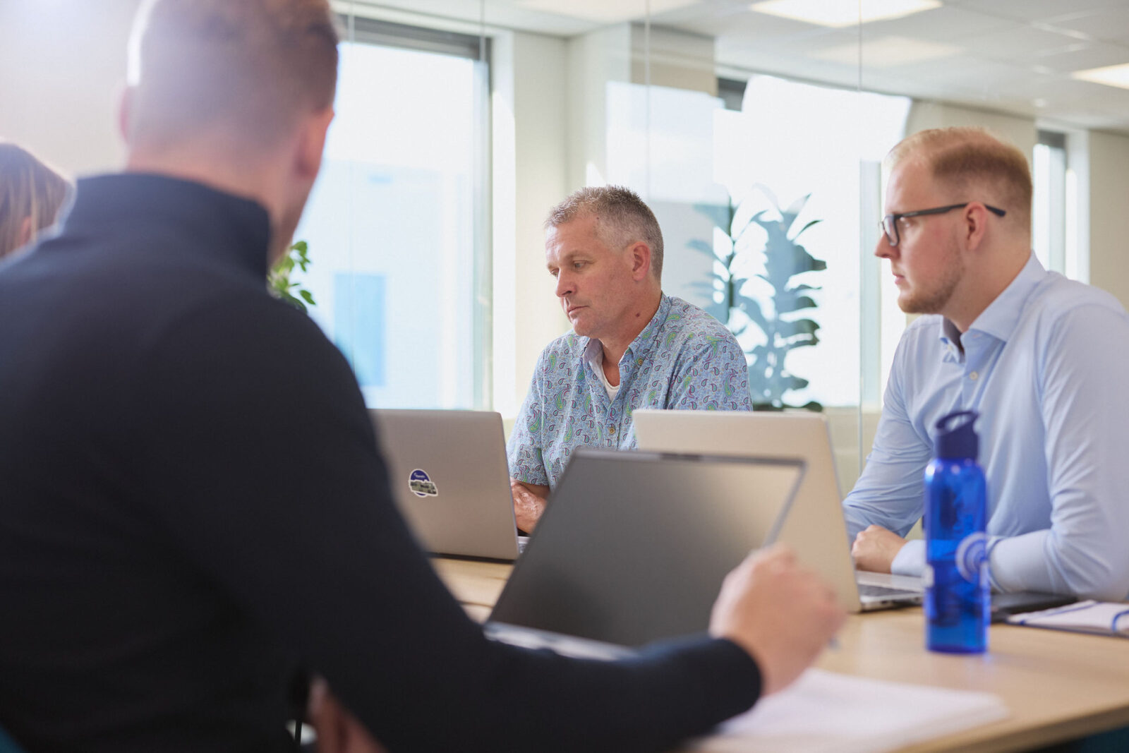 Projectteam van Numafa in bespreking tijden een strategisch overleg op kantoor.
