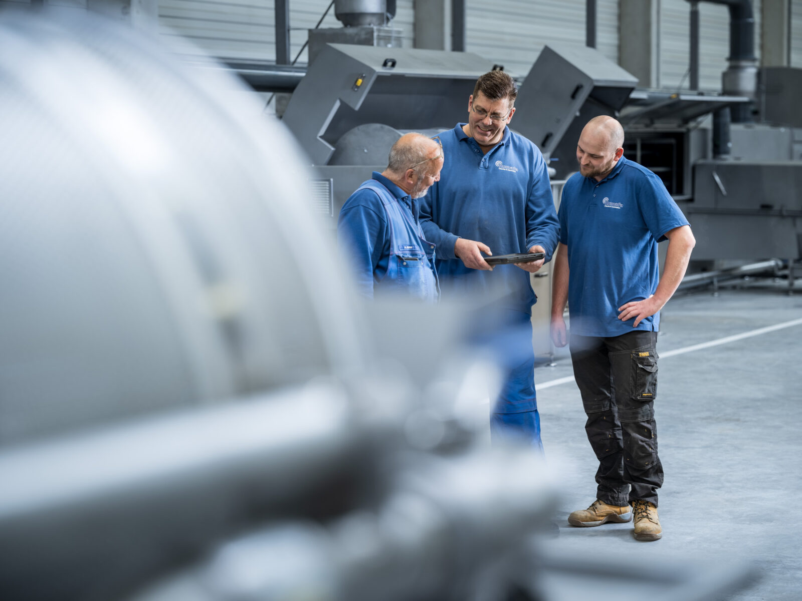 Medewerkes van Numafa in gesprek