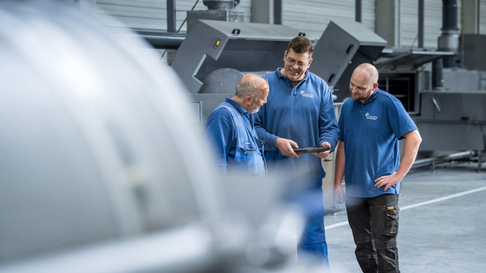 Medewerkers van Numafa in de fabriekshal