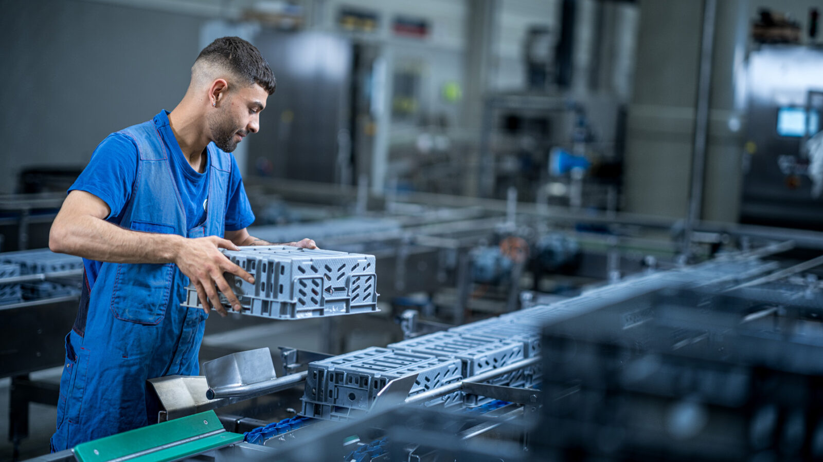 Medewerkers van Numafa met een krat bij een reinigingsoplossing