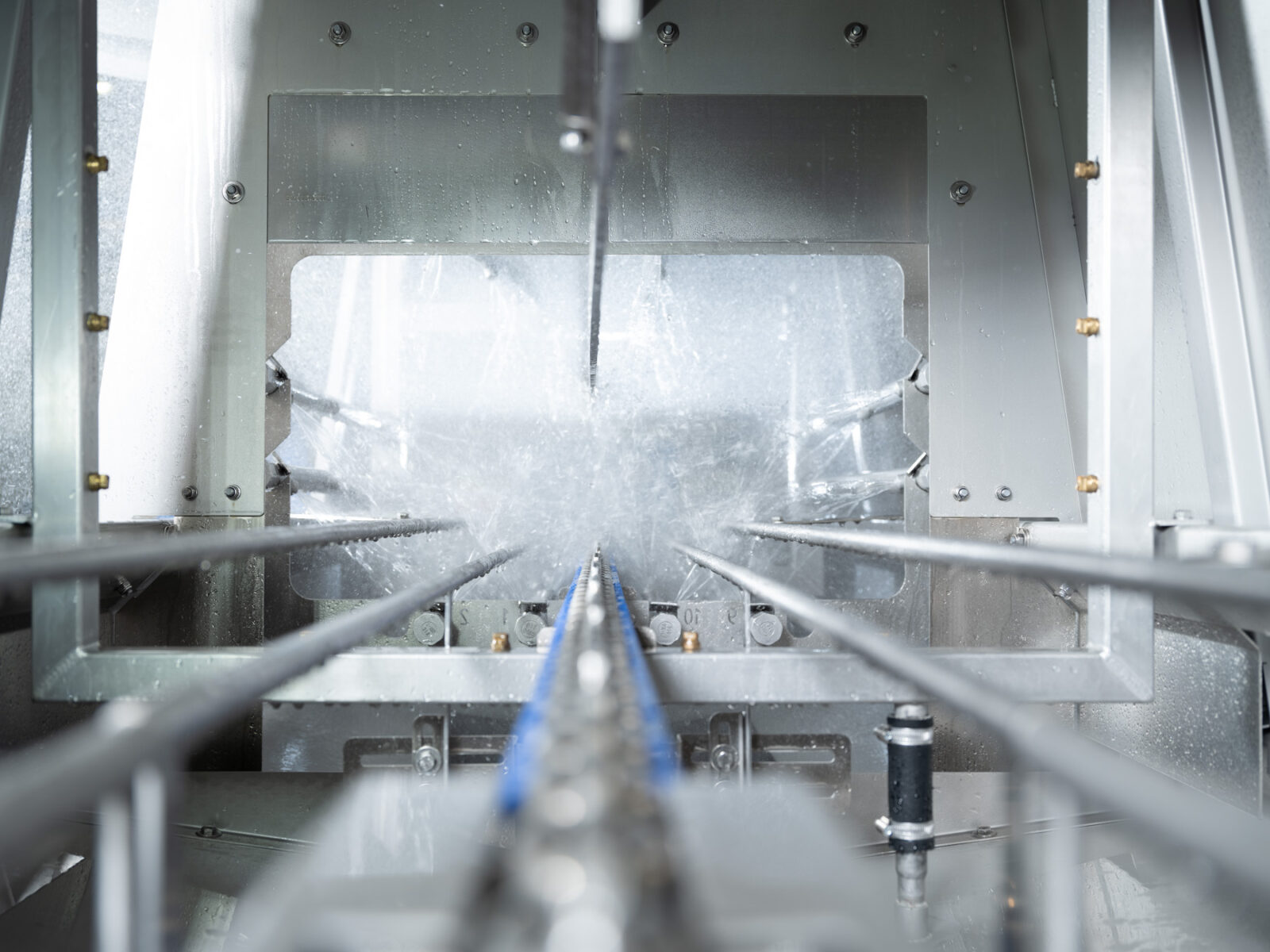 Tray washer with crate on conveyor belt