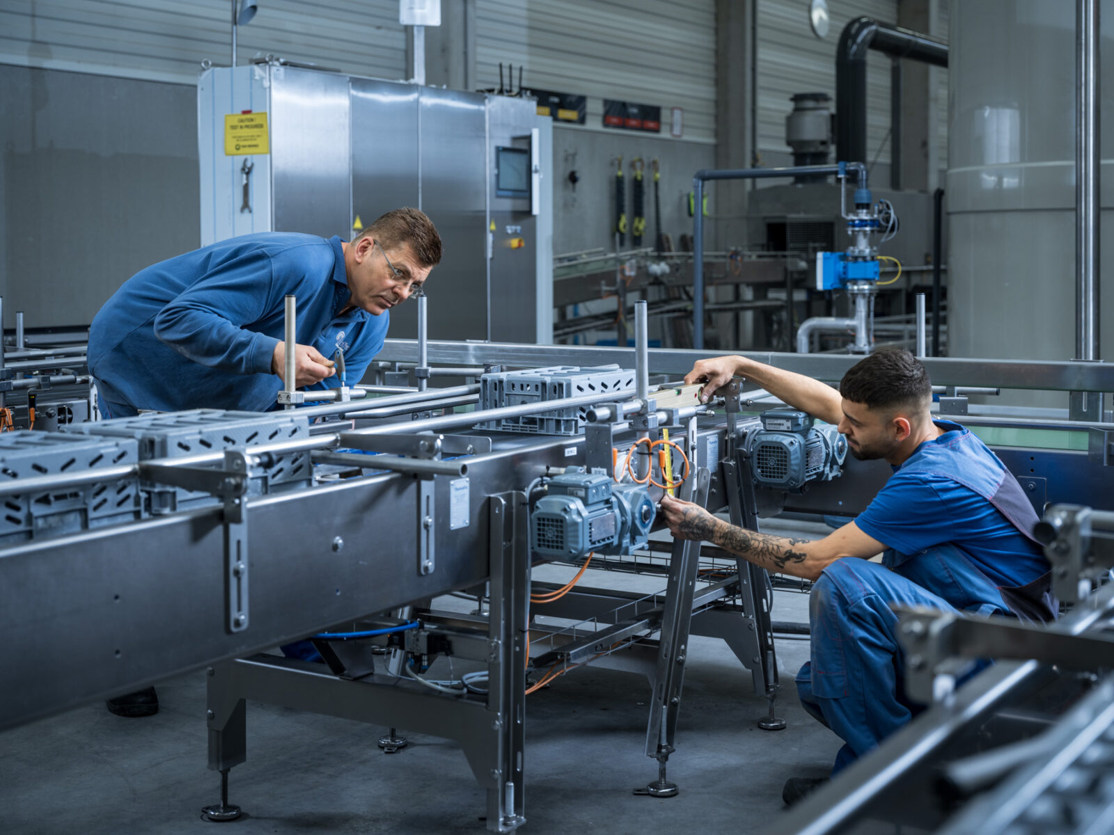 Numafa medewerkers aan het werk metReinigingsoplossing