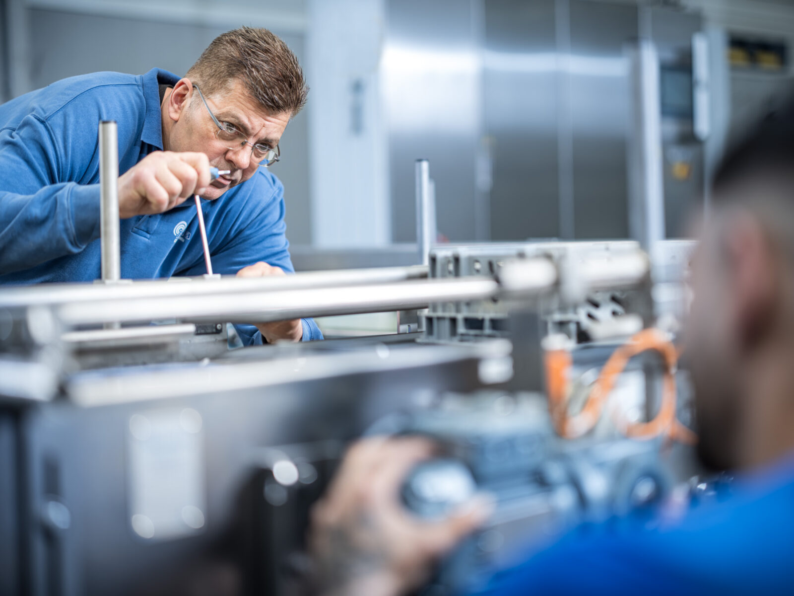 Medewerkers van Numafa bij een reinigingsoplossing
