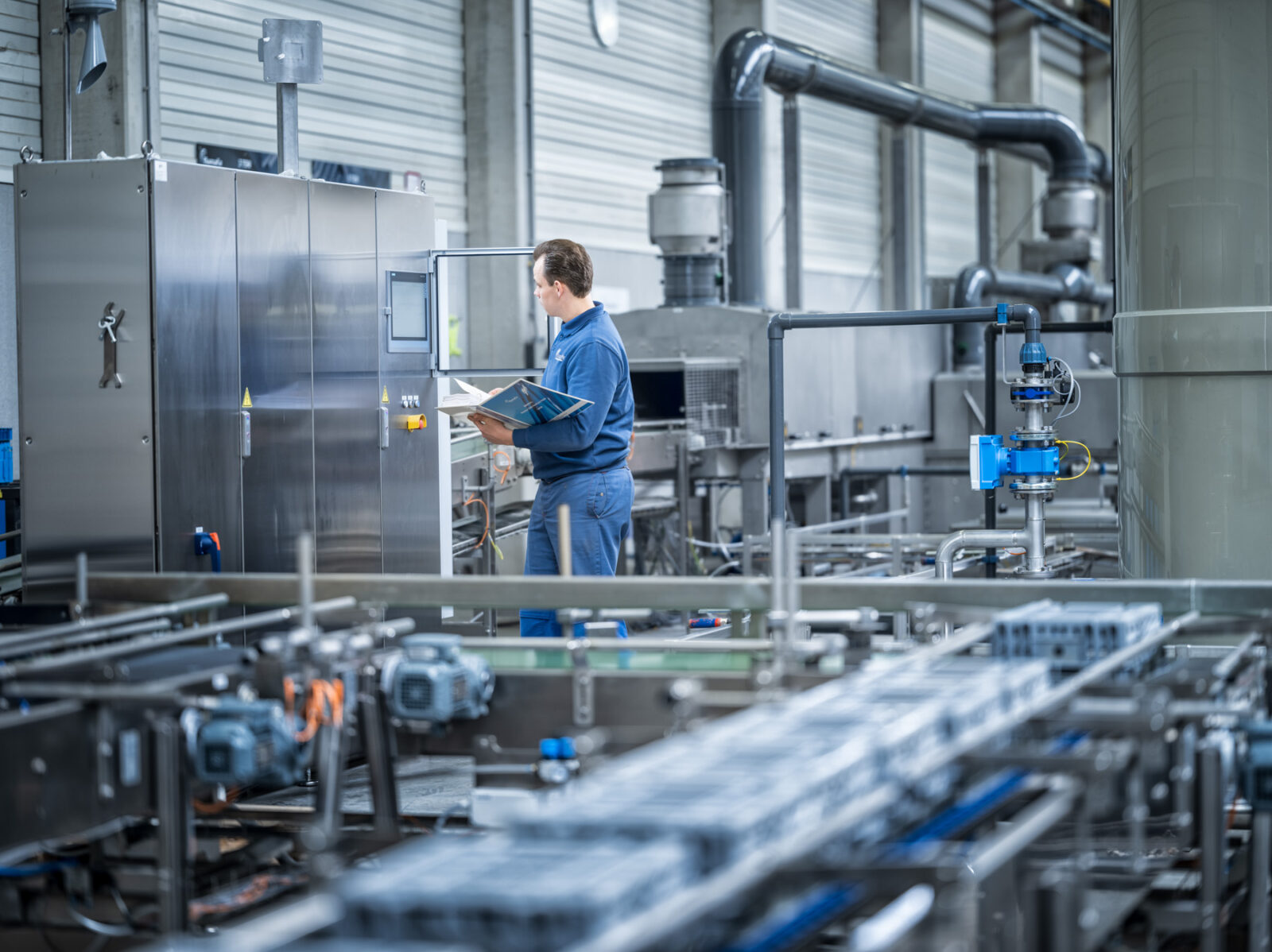 Medewerker van Numafa in de fabriekshal