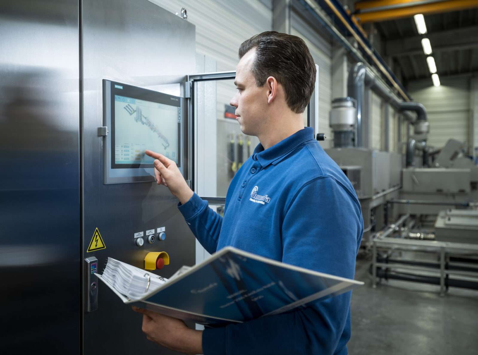 Medewerker aan het werk bij een machine