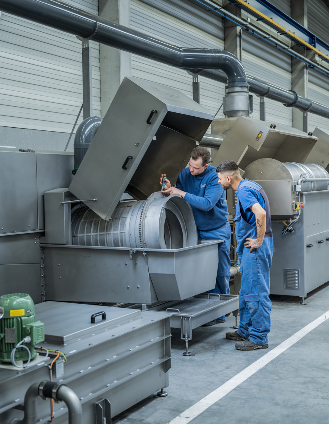Medewerkers van Numafa aan het werk in de fabriekshal.