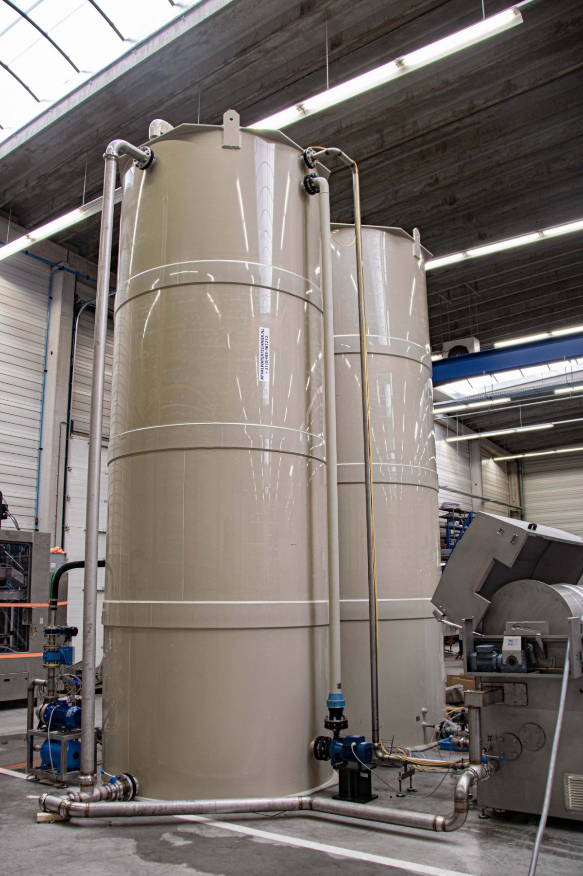 Filtratietorens van 6 meter hoog voor het opslaan van 20.000 liter water.